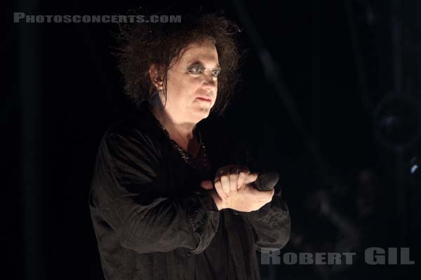 THE CURE - 2019-08-23 - SAINT CLOUD - Domaine National - Grande Scene - Robert James Smith